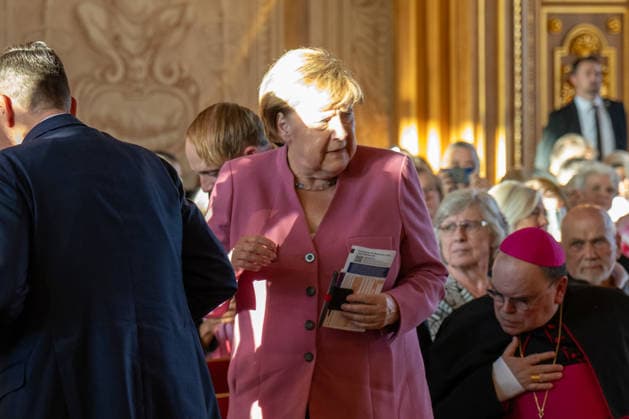 Bundeskanzlerin a. D. Angela Merkel (CDU) bei der Verleihung des Elisabethpreises der Caritas im Goldenen Saal des Augsburger Rathauses. Die Altkanzlerin betritt den Saal