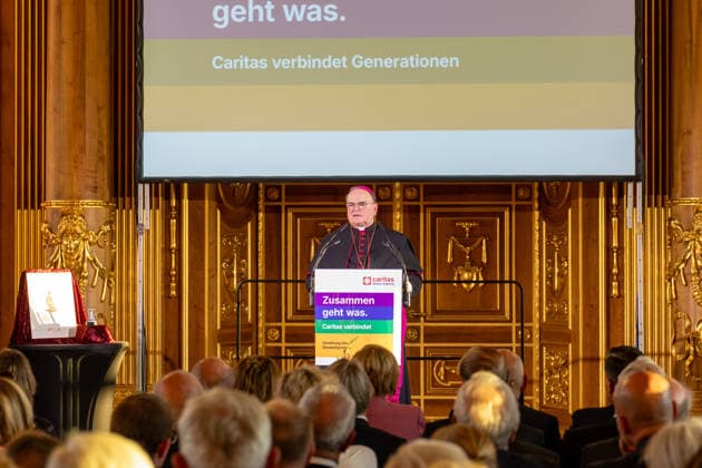 Bischof Bertram Meier hält bei der Verleihung des Elisabeth-Preises im Goldenen Saal des Augsburger Rathauses eine Rede über Caritas, gesellschaftlichen Zusammenhalt und die Verbindung der Generationen