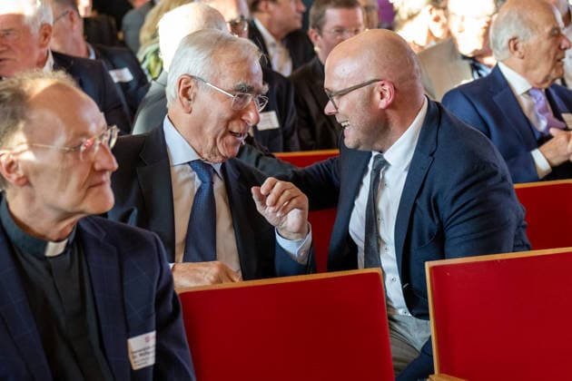 Verleihung des Elisabeth-Preises im Goldenen Saal des Augsburger Rathauses. Der ehemalige CSU-Vorsitzende Theo Waigel spricht mit Fabian Mehring (Freie Wähler), bayerischer Staatsminister für Digitalisierung