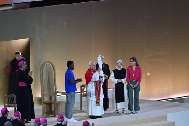 Pope Leo XIV - Prayer vigili with youth - stade de France - 2026-9-25 France,Paris,Vatican, 2026 9 25 : Prayer vigil with youth people at Stade de France in Saint-Denis led by Pope Leo XIV during his apostolic journey tò France. Copyright Alessia Giuliani Catholipressphoto EDITORIAL USE ONLY - NO BOOKS Copyright: xx