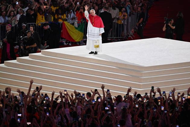 Pope Leo XIV visits Paris during official trip to France PARIS, FRANCE - SEPTEMBER 25: Pope Leo XIV greets worshippers as he leaves at the end of a prayer vigil with young people at the Stade de France in Saint-Denis, near Paris, France, on September 25, 2026. Mustafa Yalcin Anadolu Paris France. Editorial use only. Please get in touch for any other usage.  Copyright: x2026xAnadoluxMustafaxYalcinx