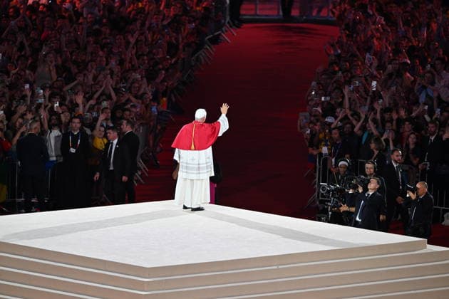 Pope Leo XIV visits Paris during official trip to France PARIS, FRANCE - SEPTEMBER 25: Pope Leo XIV greets worshippers as he leaves at the end of a prayer vigil with young people at the Stade de France in Saint-Denis, near Paris, France, on September 25, 2026. Mustafa Yalcin Anadolu Paris France. Editorial use only. Please get in touch for any other usage.  Copyright: x2026xAnadoluxMustafaxYalcinx