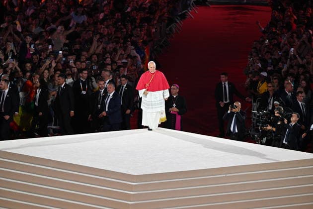 Pope Leo XIV visits Paris during official trip to France PARIS, FRANCE - SEPTEMBER 25: Pope Leo XIV greets worshippers as he leaves at the end of a prayer vigil with young people at the Stade de France in Saint-Denis, near Paris, France, on September 25, 2026. Mustafa Yalcin Anadolu Paris France. Editorial use only. Please get in touch for any other usage.  Copyright: x2026xAnadoluxMustafaxYalcinx