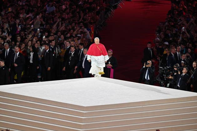 Pope Leo XIV visits Paris during official trip to France PARIS, FRANCE - SEPTEMBER 25: Pope Leo XIV greets worshippers as he leaves at the end of a prayer vigil with young people at the Stade de France in Saint-Denis, near Paris, France, on September 25, 2026. Mustafa Yalcin Anadolu Paris France. Editorial use only. Please get in touch for any other usage.  Copyright: x2026xAnadoluxMustafaxYalcinx
