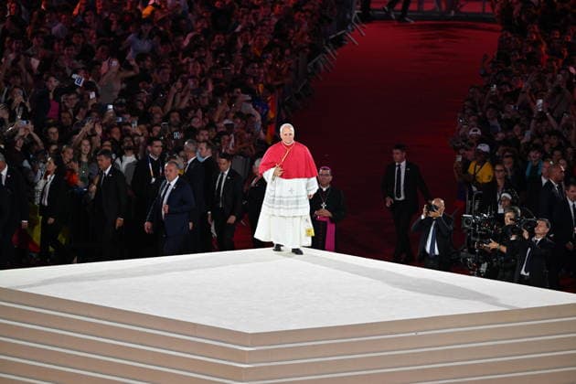 Pope Leo XIV visits Paris during official trip to France PARIS, FRANCE - SEPTEMBER 25: Pope Leo XIV greets worshippers as he leaves at the end of a prayer vigil with young people at the Stade de France in Saint-Denis, near Paris, France, on September 25, 2026. Mustafa Yalcin Anadolu Paris France. Editorial use only. Please get in touch for any other usage.  Copyright: x2026xAnadoluxMustafaxYalcinx