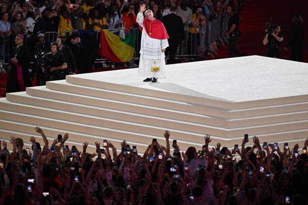 Pope Leo XIV visits Paris during official trip to France PARIS, FRANCE - SEPTEMBER 25: Pope Leo XIV greets worshippers as he leaves at the end of a prayer vigil with young people at the Stade de France in Saint-Denis, near Paris, France, on September 25, 2026. Mustafa Yalcin Anadolu Paris France. Editorial use only. Please get in touch for any other usage.  Copyright: x2026xAnadoluxMustafaxYalcinx