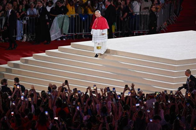 Pope Leo XIV visits Paris during official trip to France PARIS, FRANCE - SEPTEMBER 25: Pope Leo XIV greets worshippers as he leaves at the end of a prayer vigil with young people at the Stade de France in Saint-Denis, near Paris, France, on September 25, 2026. Mustafa Yalcin Anadolu Paris France. Editorial use only. Please get in touch for any other usage.  Copyright: x2026xAnadoluxMustafaxYalcinx