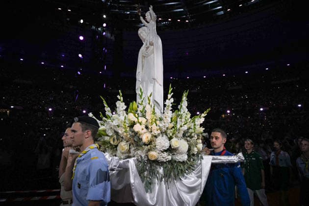 Pope Leon XIV with the crowds at Stade de France in Paris FA Attendees celebrate before the arrival of Pope Leon XIV at the Stade de France in Saint-Denis near Paris, on September 25, 2026. Photo by Firas Abdullah ABACAPRESS.COM Paris Ile-de-France France  Copyright: xAbdullahxFiras ABACAx