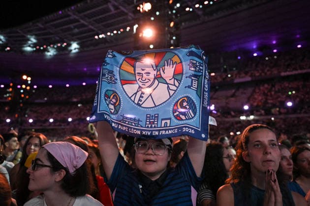 Pope Leon XIV with the crowds at Stade de France in Paris FA Attendees celebrate before the arrival of Pope Leon XIV at the Stade de France in Saint-Denis near Paris, on September 25, 2026. Photo by Firas Abdullah ABACAPRESS.COM Paris Ile-de-France France  Copyright: xAbdullahxFiras ABACAx