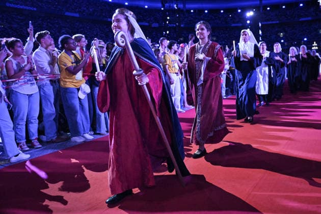 Pope Leon XIV with the crowds at Stade de France in Paris FA Attendees celebrate before the arrival of Pope Leon XIV at the Stade de France in Saint-Denis near Paris, on September 25, 2026. Photo by Firas Abdullah ABACAPRESS.COM Paris Ile-de-France France  Copyright: xAbdullahxFiras ABACAx