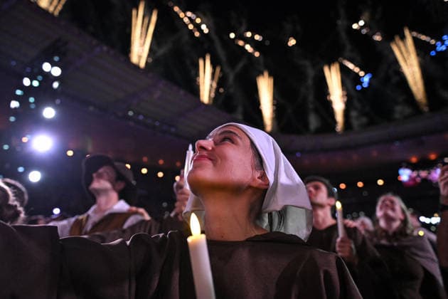 Pope Leon XIV with the crowds at Stade de France in Paris FA Attendees celebrate before the arrival of Pope Leon XIV at the Stade de France in Saint-Denis near Paris, on September 25, 2026. Photo by Firas Abdullah ABACAPRESS.COM Paris Ile-de-France France  Copyright: xAbdullahxFiras ABACAx