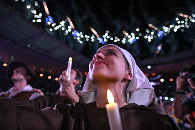 Pope Leon XIV with the crowds at Stade de France in Paris FA Attendees celebrate before the arrival of Pope Leon XIV at the Stade de France in Saint-Denis near Paris, on September 25, 2026. Photo by Firas Abdullah ABACAPRESS.COM Paris Ile-de-France France  Copyright: xAbdullahxFiras ABACAx