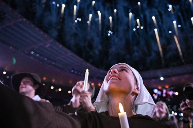 Pope Leon XIV with the crowds at Stade de France in Paris FA Attendees celebrate before the arrival of Pope Leon XIV at the Stade de France in Saint-Denis near Paris, on September 25, 2026. Photo by Firas Abdullah ABACAPRESS.COM Paris Ile-de-France France  Copyright: xAbdullahxFiras ABACAx