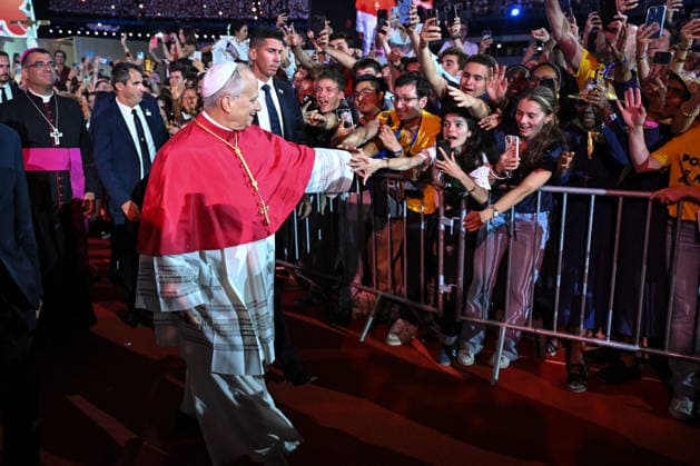 Pope Leon XIV with the crowds at Stade de France in Paris FA Pope Leon XIV cheers and prays with the crowds at the Stade de France in Saint-Denis near Paris, on September 25, 2026. Photo by Firas Abdullah ABACAPRESS.COM Paris Ile-de-France France  Copyright: xAbdullahxFiras ABACAx