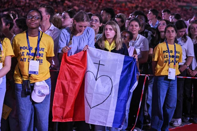 Pope Leon XIV with the crowds at Stade de France in Paris FA Attendees pray with Pope Leon XIV at the Stade de France in Saint-Denis near Paris, on September 25, 2026. Photo by Firas Abdullah ABACAPRESS.COM Paris Ile-de-France France  Copyright: xAbdullahxFiras ABACAx