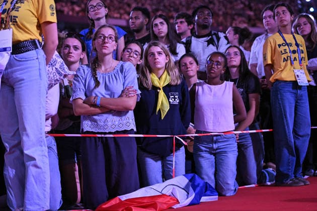 Pope Leon XIV with the crowds at Stade de France in Paris FA Attendees pray with Pope Leon XIV at the Stade de France in Saint-Denis near Paris, on September 25, 2026. Photo by Firas Abdullah ABACAPRESS.COM Paris Ile-de-France France  Copyright: xAbdullahxFiras ABACAx