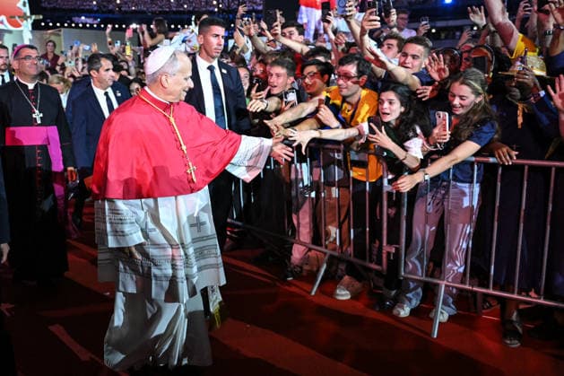 Pope Leon XIV with the crowds at Stade de France in Paris FA Pope Leon XIV cheers and prays with the crowds at the Stade de France in Saint-Denis near Paris, on September 25, 2026. Photo by Firas Abdullah ABACAPRESS.COM Paris Ile-de-France France  Copyright: xAbdullahxFiras ABACAx