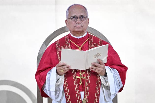 Pope Leon XIV with the crowds at Stade de France in Paris FA Pope Leon XIV cheers and prays with the crowds at the Stade de France in Saint-Denis near Paris, on September 25, 2026. Photo by Firas Abdullah ABACAPRESS.COM Paris Ile-de-France France  Copyright: xAbdullahxFiras ABACAx