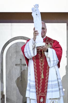 Pope Leon XIV with the crowds at Stade de France in Paris FA Pope Leon XIV cheers and prays with the crowds at the Stade de France in Saint-Denis near Paris, on September 25, 2026. Photo by Firas Abdullah ABACAPRESS.COM Paris Ile-de-France France  Copyright: xAbdullahxFiras ABACAx