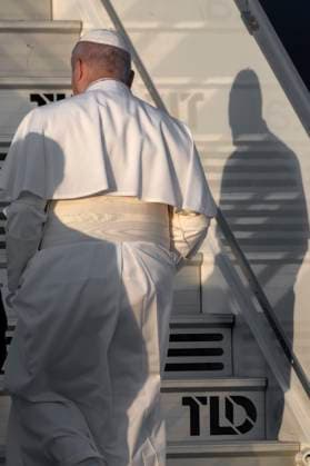 Pope Leo XIV leaves for his Apostolic Journey to France in Fiumicino Airport, Italy - 25 Sep 2026 Pope Leo XIV boards his Paris-bound plane at Fiumicino Airport, Rome, for his 4-day apostolic visit to France Pope Leo XIV leaves for his Apostolic Journey to France Fiumicino Italy Copyright: xMariaxGraziaxPicciarellax xSOPAxImagesx Maria-Grazia-Picciarella-1453744
