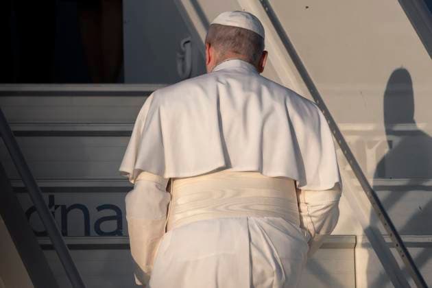 Pope Leo XIV leaves for his Apostolic Journey to France in Fiumicino Airport, Italy - 25 Sep 2026 Pope Leo XIV boards his Paris-bound plane at Fiumicino Airport, Rome, for his 4-day apostolic visit to France Pope Leo XIV leaves for his Apostolic Journey to France Fiumicino Italy Copyright: xMariaxGraziaxPicciarellax xSOPAxImagesx Maria-Grazia-Picciarella-1453745
