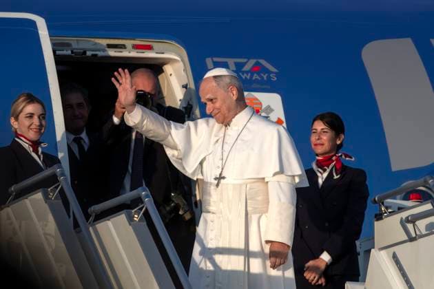 Pope Leo XIV leaves for his Apostolic Journey to France in Fiumicino Airport, Italy - 25 Sep 2026 Pope Leo XIV waves as he boards his Paris-bound plane at Fiumicino Airport, Rome, for his 4-day apostolic visit to France Pope Leo XIV leaves for his Apostolic Journey to France Fiumicino Italy Copyright: xMariaxGraziaxPicciarellax xSOPAxImagesx Maria-Grazia-Picciarella-1453749