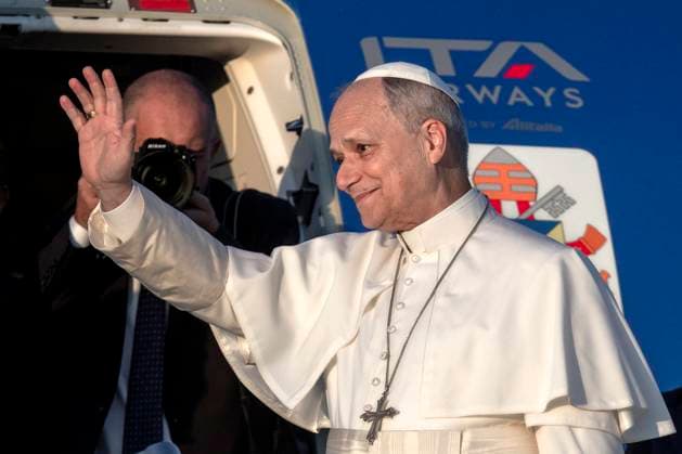 Pope Leo XIV leaves for his Apostolic Journey to France in Fiumicino Airport, Italy - 25 Sep 2026 Pope Leo XIV waves as he boards his Paris-bound plane at Fiumicino Airport, Rome, for his 4-day apostolic visit to France Pope Leo XIV leaves for his Apostolic Journey to France Fiumicino Italy Copyright: xMariaxGraziaxPicciarellax xSOPAxImagesx Maria-Grazia-Picciarella-1453750