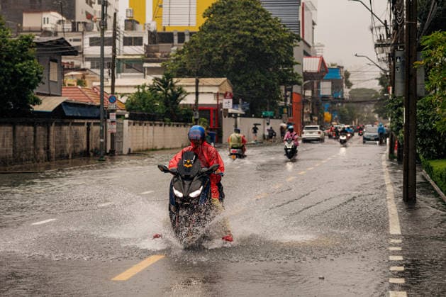 September 26, 2026, Thailand: People and vehicles move along flooded streets due to heavy rain in Bangkok, Thailand, Saturday, September 26, 2026. All 50 districts of Bangkok have been declared disaster areas and residents along canal areas have been advised to move to higher ground. Thailand - ZUMAm249 20260926_zip_m249_002 Copyright: xAndrexMalerbax