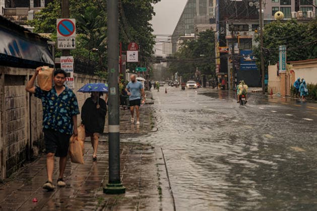 September 26, 2026, Thailand: People and vehicles move along flooded streets due to heavy rain in Bangkok, Thailand, Saturday, September 26, 2026. All 50 districts of Bangkok have been declared disaster areas and residents along canal areas have been advised to move to higher ground. Thailand - ZUMAm249 20260926_zip_m249_003 Copyright: xAndrexMalerbax