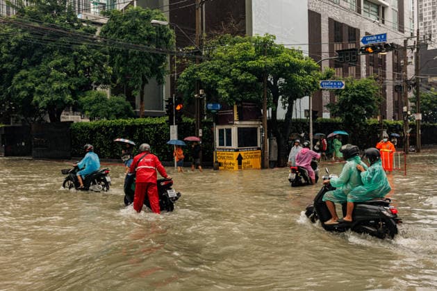 September 26, 2026, Thailand: People and vehicles move along flooded streets due to heavy rain in Bangkok, Thailand, Saturday, September 26, 2026. All 50 districts of Bangkok have been declared disaster areas and residents along canal areas have been advised to move to higher ground. Thailand - ZUMAm249 20260926_zip_m249_005 Copyright: xAndrexMalerbax