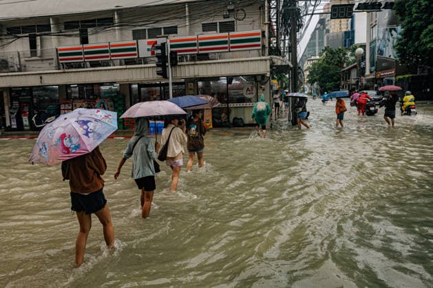 September 26, 2026, Thailand: People and vehicles move along flooded streets due to heavy rain in Bangkok, Thailand, Saturday, September 26, 2026. All 50 districts of Bangkok have been declared disaster areas and residents along canal areas have been advised to move to higher ground. Thailand - ZUMAm249 20260926_zip_m249_006 Copyright: xAndrexMalerbax