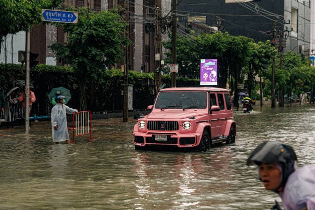 September 26, 2026, Thailand: People and vehicles move along flooded streets due to heavy rain in Bangkok, Thailand, Saturday, September 26, 2026. All 50 districts of Bangkok have been declared disaster areas and residents along canal areas have been advised to move to higher ground. Thailand - ZUMAm249 20260926_zip_m249_010 Copyright: xAndrexMalerbax
