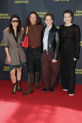 Bayan Layla, Catrin Striebeck, Eva Maria Jost und Zarah Schrade bei der Premiere des Kinofilms Hygge auf dem 34. Filmfest Hamburg 2026 im Cinemaxx Dammtor. Hamburg, 25.09.2026