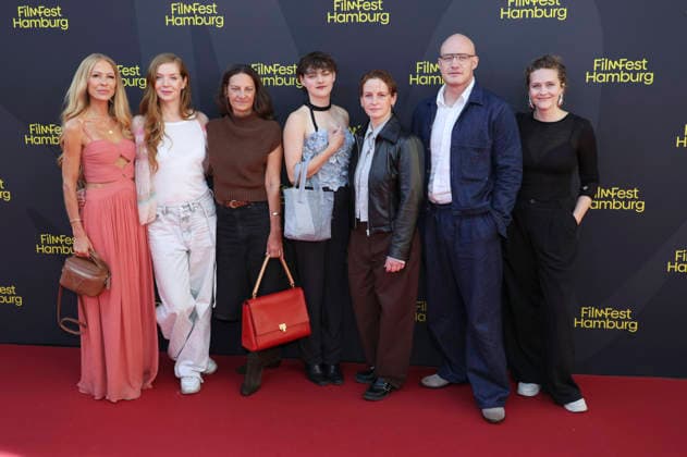Jenny Elvers, Pheline Roggan, Catrin Striebeck, Johanna Polley, Eva Maria Jost, Jan Kessen und Zarah Schrade bei der Premiere des Kinofilms Hygge auf dem 34. Filmfest Hamburg 2026 im Cinemaxx Dammtor. Hamburg, 25.09.2026