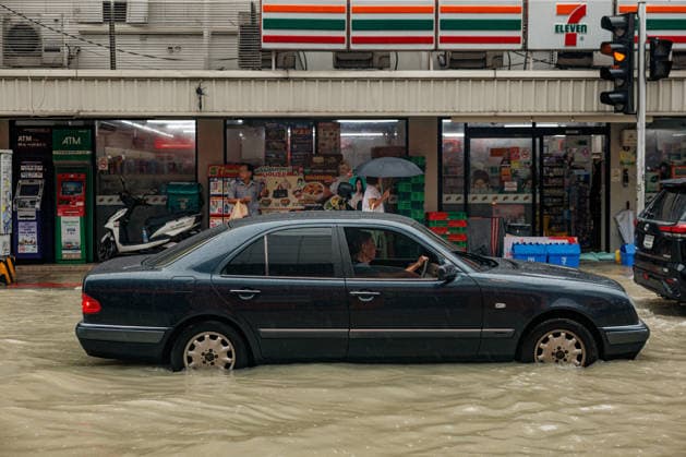 September 26, 2026, Thailand: People and vehicles move along flooded streets due to heavy rain in Bangkok, Thailand, Saturday, September 26, 2026. All 50 districts of Bangkok have been declared disaster areas and residents along canal areas have been advised to move to higher ground. Thailand - ZUMAm249 20260926_zip_m249_011 Copyright: xAndrexMalerbax