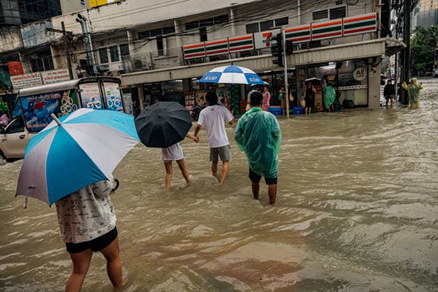 September 26, 2026, Thailand: People and vehicles move along flooded streets due to heavy rain in Bangkok, Thailand, Saturday, September 26, 2026. All 50 districts of Bangkok have been declared disaster areas and residents along canal areas have been advised to move to higher ground. Thailand - ZUMAm249 20260926_zip_m249_015 Copyright: xAndrexMalerbax
