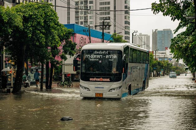 September 26, 2026, Thailand: A bus drives down a flooded street due to heavy rain in Bangkok, Thailand, Saturday, September 26, 2026. All 50 districts of Bangkok have been declared disaster areas and residents along canal areas have been advised to move to higher ground. Thailand - ZUMAm249 20260926_zip_m249_018 Copyright: xAndrexMalerbax