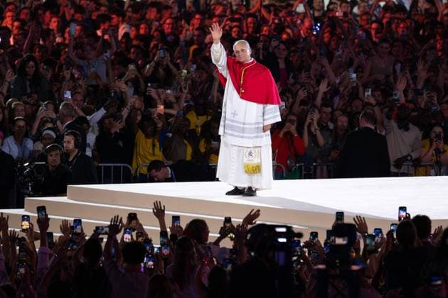 PRAYER VIGIL AT THE STADE DE FRANCE PHOTOPQR OUEST FRANCE Stéphane Geufroi Paris September 25, 2026 Léon XIV begins aa historic four-day visit to France—an event for which one million people are expected. The prayer vigil at the Stade de France: Léon XIV was welcomed amid an electric atmosphere on Friday, September 25, shortly before 9 p.m. at the Stade de France in Saint-Denis, near Paris. Greeted like a rock star, the American pope—who arrived in the popemobile—was cheered by some 80,000 young people who had been waiting for him for several hours to the sound of pop, worship, and gospel music, during an evening intended to highlight the resurgence of religious devotion among young Catholics in France. Leo XIV was welcomed in a high-energ  Copyright: xPHOTOPQR OUESTxFRANCE MAXPPPxStéphanexGeufroix 20260925OFR0025 20260925OFR0025