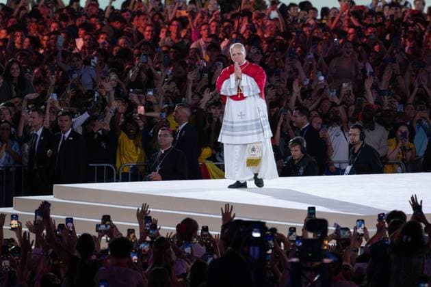 PRAYER VIGIL AT THE STADE DE FRANCE PHOTOPQR OUEST FRANCE Stéphane Geufroi Paris September 25, 2026 Léon XIV begins aa historic four-day visit to France—an event for which one million people are expected. The prayer vigil at the Stade de France: Léon XIV was welcomed amid an electric atmosphere on Friday, September 25, shortly before 9 p.m. at the Stade de France in Saint-Denis, near Paris. Greeted like a rock star, the American pope—who arrived in the popemobile—was cheered by some 80,000 young people who had been waiting for him for several hours to the sound of pop, worship, and gospel music, during an evening intended to highlight the resurgence of religious devotion among young Catholics in France. Leo XIV was welcomed in a high-energ  Copyright: xPHOTOPQR OUESTxFRANCE MAXPPPxStéphanexGeufroix 20260926OFR0103 20260926OFR0103