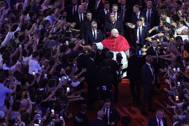 Pope Leo XIV Prayer Vigil at the Stade de France with Young People PHOTOPQR LE PARISIEN Olivier Arandel Staff Saint-Denis September 25, 2026 Saint-Denis, Stade de France, France Friday, September 25, 2026 Background: Pope Leo XIV begins his four-day visit to France this Friday, September 25, 2026. Prayer Vigil with Young People at the Stade de France. LP Olivier Arandel. Leo XIV was welcomed amid an electric atmosphere, on Friday, September 25, shortly before 9 p.m. at the Stade de France in Saint-Denis, near Paris. Greeted like a rock star, the American pope arrived in the popemobile and was cheered by some 80,000 young people who had been waiting for him for several hours to the sound of pop, worship, and gospel music, during an evening Copyright: xPHOTOPQR LExPARISIEN MAXPPPxLP OlivierxArandelx(Staff)x 20260925LPA0011 20260925LPA0011
