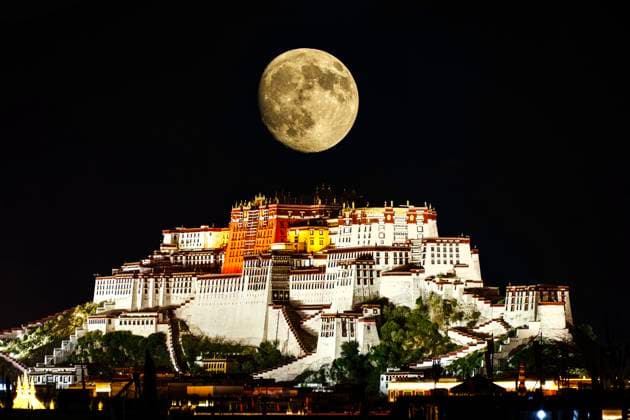 LHASA, CHINA - SEPTEMBER 25: The full moon shines over the Potala Palace on September 25, 2026 in Lhasa, Xizang Autonomous Region of China. The image captures the moon appearing in the night sky during the Mid-Autumn Festival.  Copyright: xVCGx 111669558420
