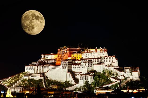 LHASA, CHINA - SEPTEMBER 25: The full moon shines over the Potala Palace on September 25, 2026 in Lhasa, Xizang Autonomous Region of China.  Copyright: xVCGx 111669558421