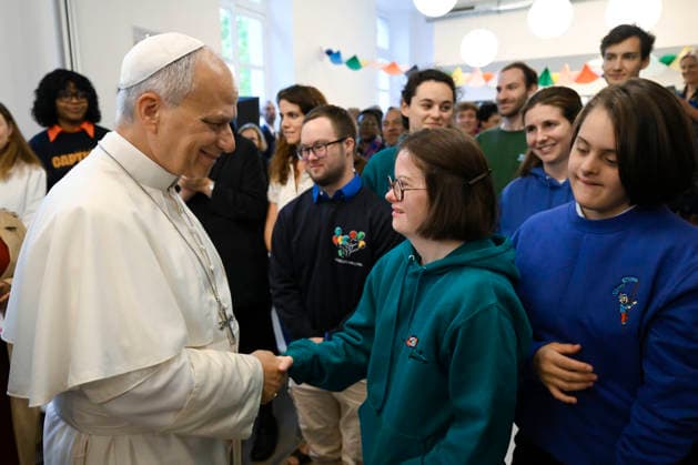 POPE LEO XIV VISITS MAISON BAKHITA SOCIAL INTEGRATION CENTER - PARIS France, Paris, Vatican, 2026 9 26 Pope Leo XIV visits Maison Bakhita Center for Accompaniment and Social Integration, dedicated to welcoming and supporting migrants, during his apostolic journey to France. EDITORIAL USE ONLY - NO BOOKS Copyright: xVATICANxMEDIA xCatholicxPressxPhotox