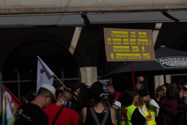 Demo gegen den Sozialabbau Erfurt 26092026 - In Erfurt (Thueringen) haben mehrere Tausend Menschen gegen die Plaene der Regierung zum Abbau des Sozialstaates protestiert. Darunter auch Mitarbeitende aus dem Pflegebereich und dem Gesundheitswesen sowie Sozialbereich.