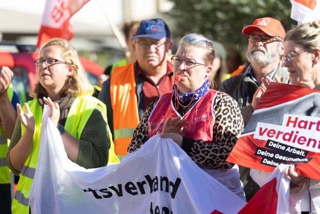 Demo gegen den Sozialabbau Erfurt 26092026 - In Erfurt (Thueringen) haben mehrere Tausend Menschen gegen die Plaene der Regierung zum Abbau des Sozialstaates protestiert. Darunter auch Mitarbeitende aus dem Pflegebereich und dem Gesundheitswesen sowie Sozialbereich.