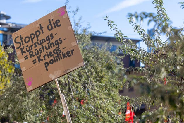 Demo gegen den Sozialabbau Erfurt 26092026 - In Erfurt (Thueringen) haben mehrere Tausend Menschen gegen die Plaene der Regierung zum Abbau des Sozialstaates protestiert. Darunter auch Mitarbeitende aus dem Pflegebereich und dem Gesundheitswesen sowie Sozialbereich.