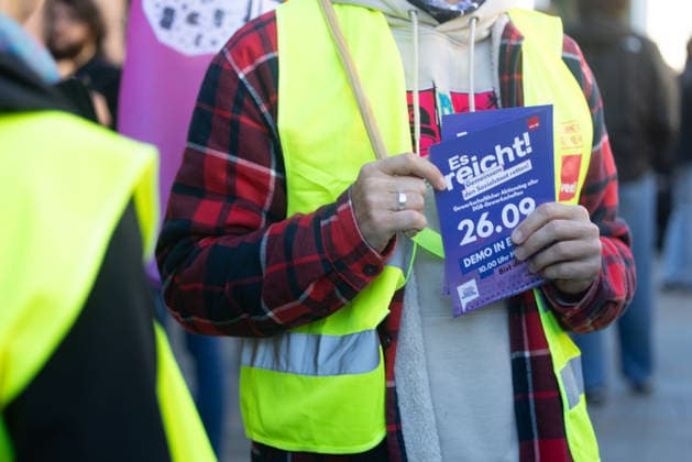 Demo gegen den Sozialabbau Erfurt 26092026 - In Erfurt (Thueringen) haben mehrere Tausend Menschen gegen die Plaene der Regierung zum Abbau des Sozialstaates protestiert. Darunter auch Mitarbeitende aus dem Pflegebereich und dem Gesundheitswesen sowie Sozialbereich.