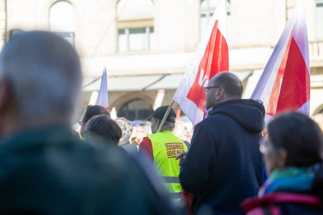 Demo gegen den Sozialabbau Erfurt 26092026 - In Erfurt (Thueringen) haben mehrere Tausend Menschen gegen die Plaene der Regierung zum Abbau des Sozialstaates protestiert. Darunter auch Mitarbeitende aus dem Pflegebereich und dem Gesundheitswesen sowie Sozialbereich.