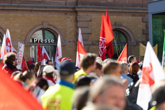 Demo gegen den Sozialabbau Erfurt 26092026 - In Erfurt (Thueringen) haben mehrere Tausend Menschen gegen die Plaene der Regierung zum Abbau des Sozialstaates protestiert. Darunter auch Mitarbeitende aus dem Pflegebereich und dem Gesundheitswesen sowie Sozialbereich.