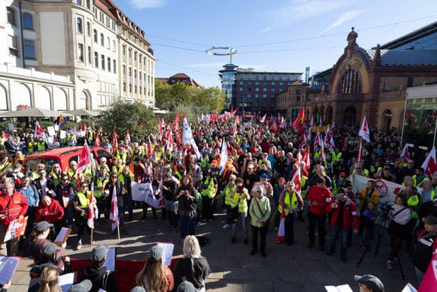 Demo gegen den Sozialabbau Erfurt 26092026 - In Erfurt (Thueringen) haben mehrere Tausend Menschen gegen die Plaene der Regierung zum Abbau des Sozialstaates protestiert. Darunter auch Mitarbeitende aus dem Pflegebereich und dem Gesundheitswesen sowie Sozialbereich.
